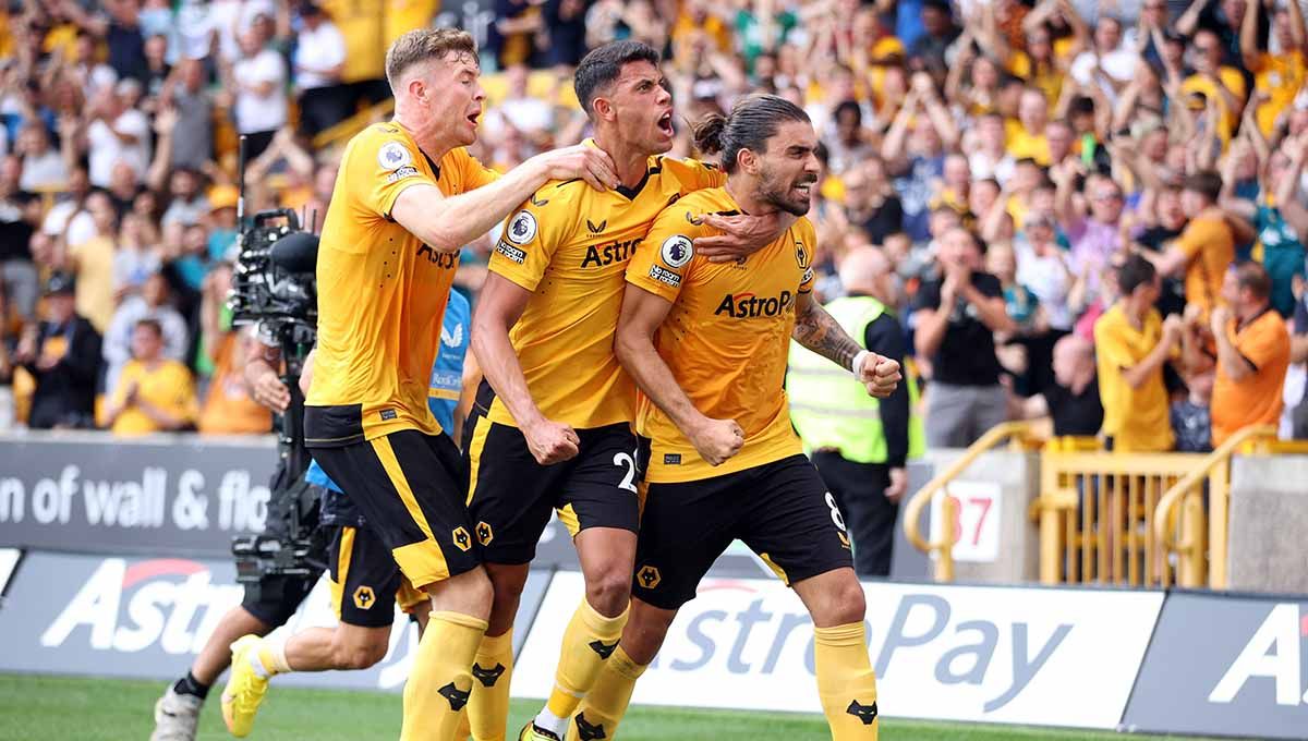 Selebrasi gelandang baru Wolverhampton Wanderers, Matheus Nunes (tengah) bersama teman setimnya. Foto: Reuters/Molly Darlington Copyright: © Reuters/Molly Darlington