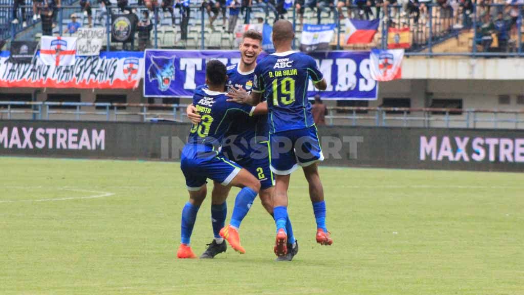 Selebrasi gol Nick Kuipers ke gawang Barito Putera. Copyright: © Arif Rahman/INDOSPORT