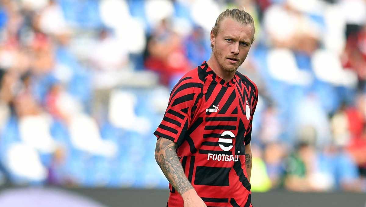 Bek AC Milan, Simon Kjaer, mengungkapkan kekesalannya setelah Rossoneri keok dalam laga persahabatan melawan PSV Eindhoven. Foto: REUTERS/Jennifer Lorenzini Copyright: © REUTERS/Jennifer Lorenzini