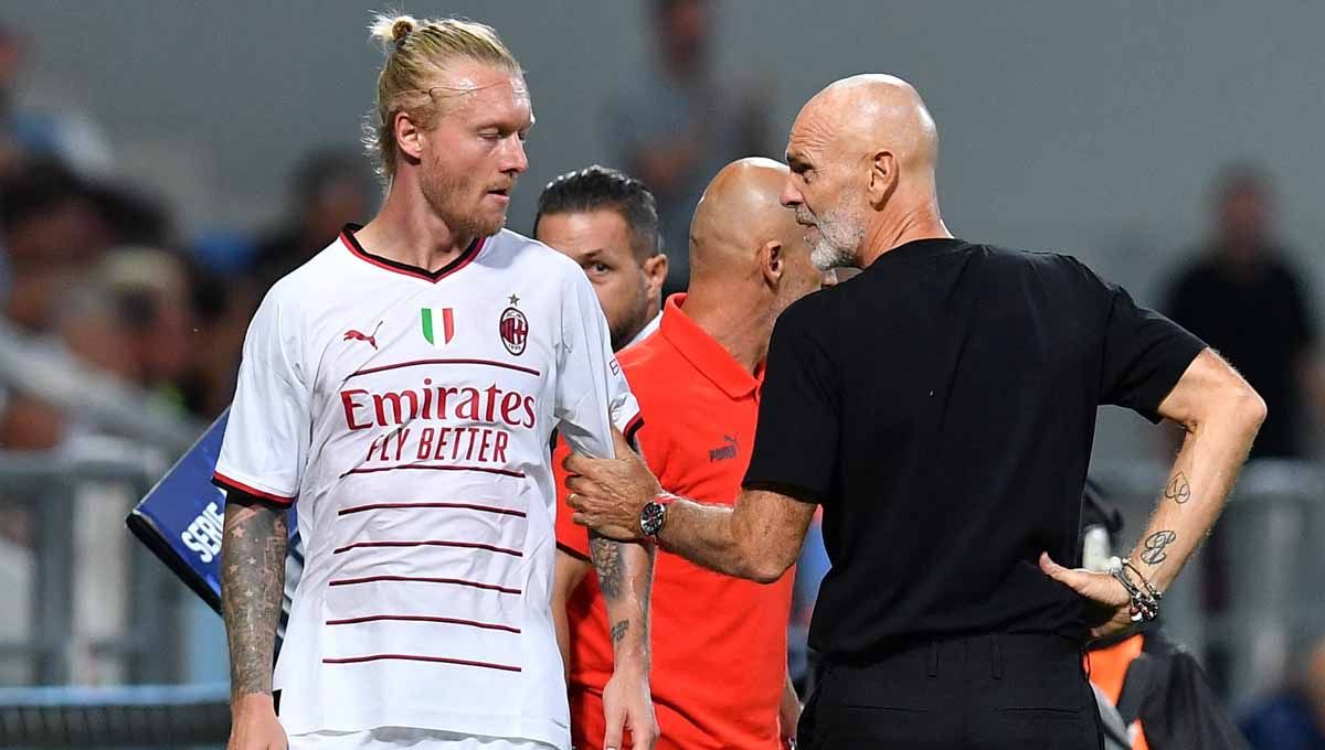 Simon Kjaer dan Stefano Pioli. Foto: REUTERS/Jennifer Lorenzini Copyright: © REUTERS/Jennifer Lorenzini