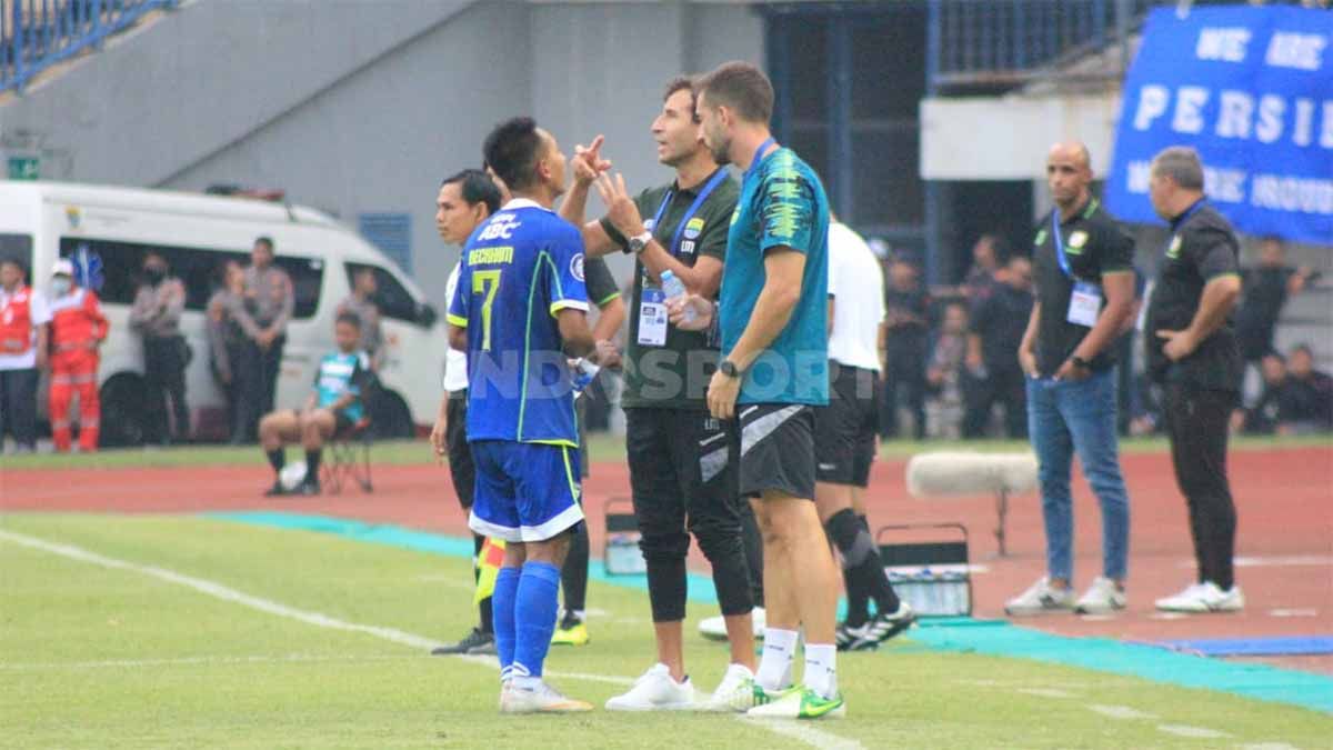 Pelatih Persib, Luis Milla memberikan arahan kepada Beckham Putra Nugraha. Copyright: © Arif Rahman/INDOSPORT