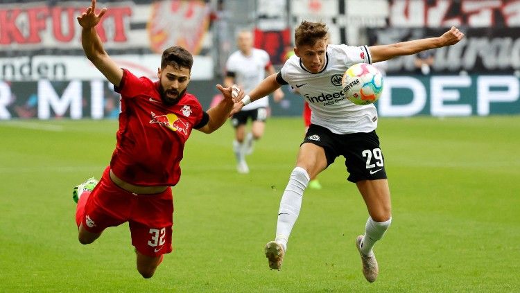 Aksi Jesper Lindstrom (kanan) di laga Eintracht Frankfurt vs RB Leipzig (03/09/22). (Foto: REUTERS/Heiko Becker) Copyright: © REUTERS/Heiko Becker