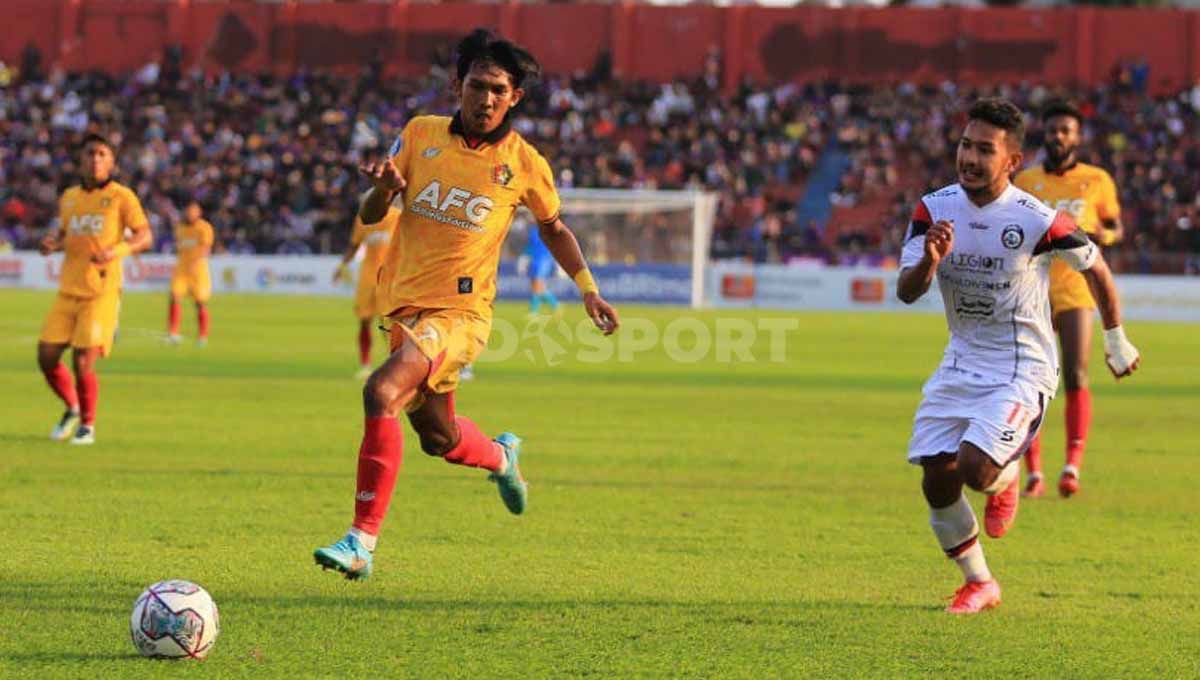 Gian Zola mengejar bola dengan Yusuf Meilana. Yusuf Meilana dikabarkan tengah bernegosiasi dengan Barito Putera di bursa transfer Liga 1 2022-2023. Copyright: © Ian Setiawan/INDOSPORT