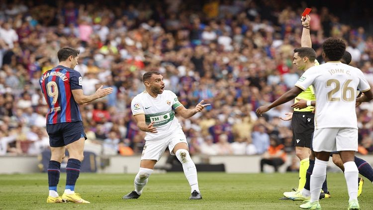 Momen saat Pemain Elche, Gonzalo Verdu dikartu merah oleh wasit, Alejandro Muniz Ruiz di laga kontra Barcelona REUTERS/ALBERT GEA Copyright: © reutersconnect.com