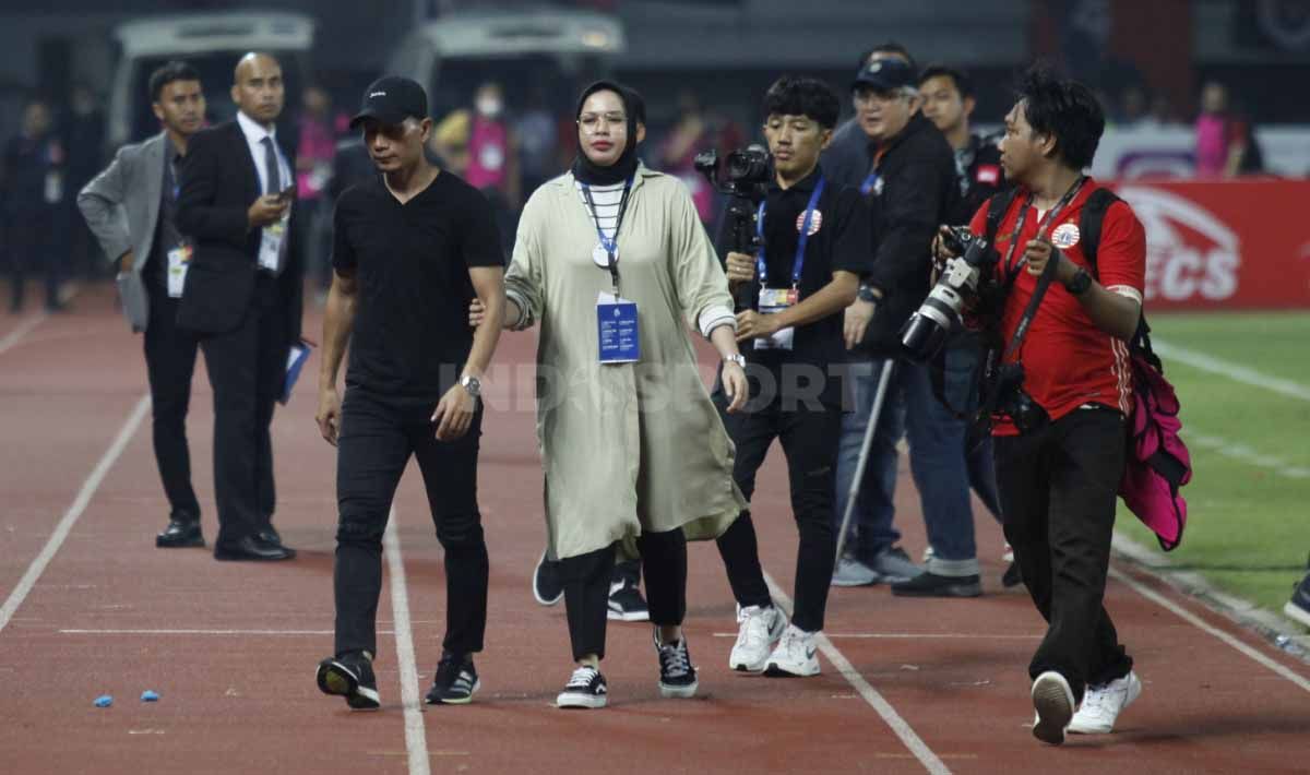 Perpisahan Ismed Sofyan usai laga Persija Jakarta vs Madura United di Stadion Patriot Candrabhaga, Bekasi. Ismed didampingi sang istri melakukan penghormatan terakhir kepada ribuan Jakmania. Copyright: © Herry Ibrahim/INDOSPORT