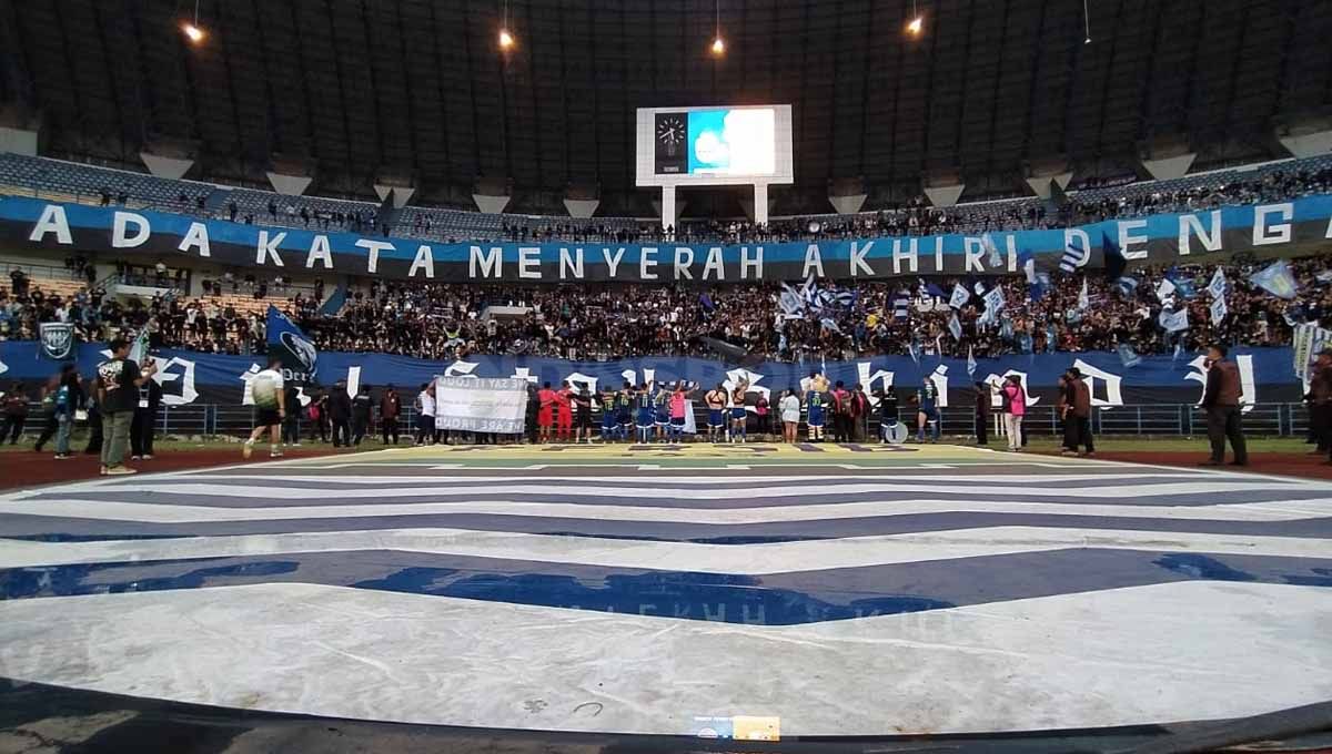 Bobotoh hadir di Stadion GBLA, saat laga kandang Persib vs Barito Putra. Copyright: © Arif Rahman/INDOSPORT