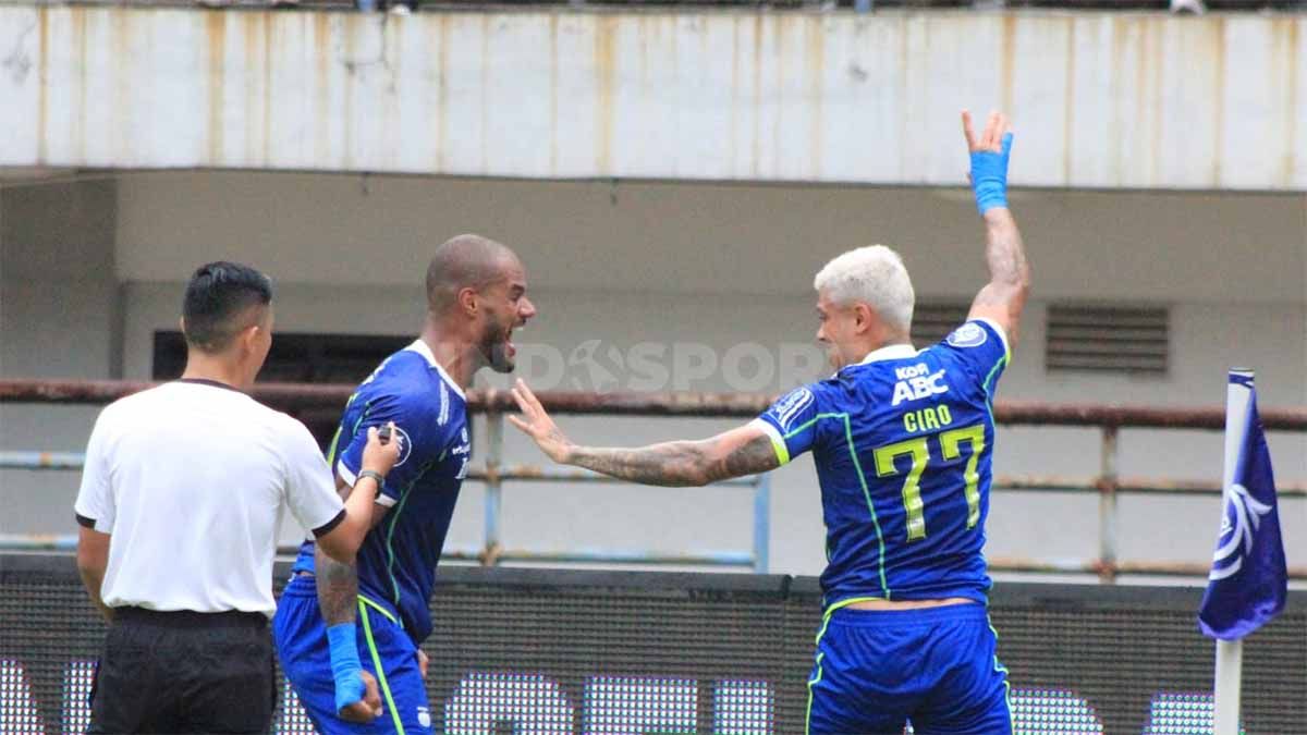 David da Silva dan Ciro Alves saat merayakan gol ke gawang Barito Putera. Copyright: © Arif Rahman/INDOSPORT