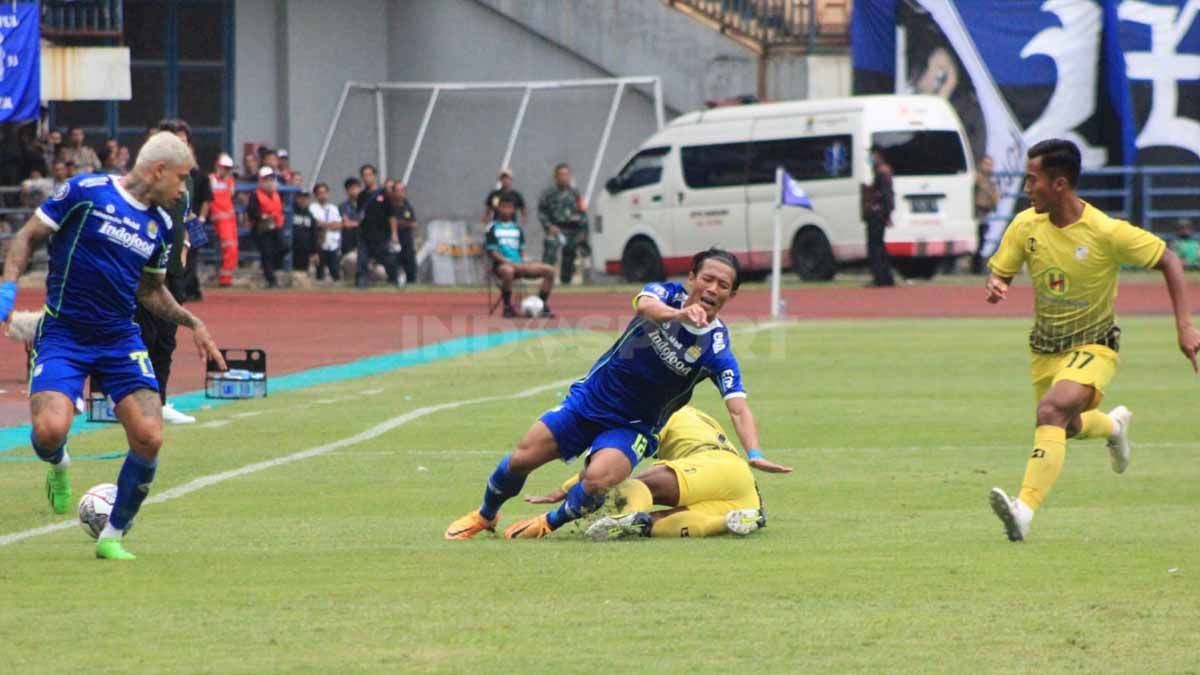 Bek Persib Bandung, Henhen Herdiana saat dijegal pemain Barito Putera. Copyright: © Arif Rahman/INDOSPORT