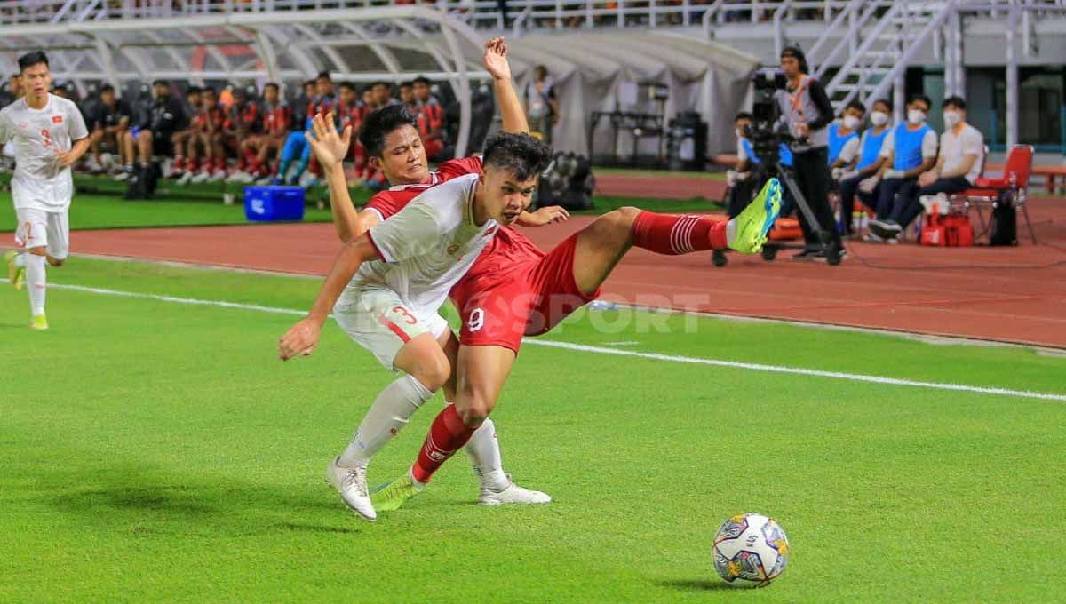 Duel keras kedua pemain Timnas Indonesia dengan pemain Vietnam di Kualifikasi Piala Asia U-20 2023. Copyright: © Ian Setiawan/INDOSPORT