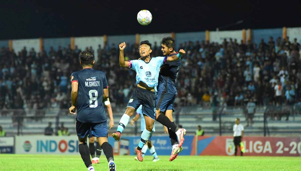 Duel bola antara pemain Persela dan Gresik United. Foto: MO Persela Lamongan Copyright: © MO Persela Lamongan