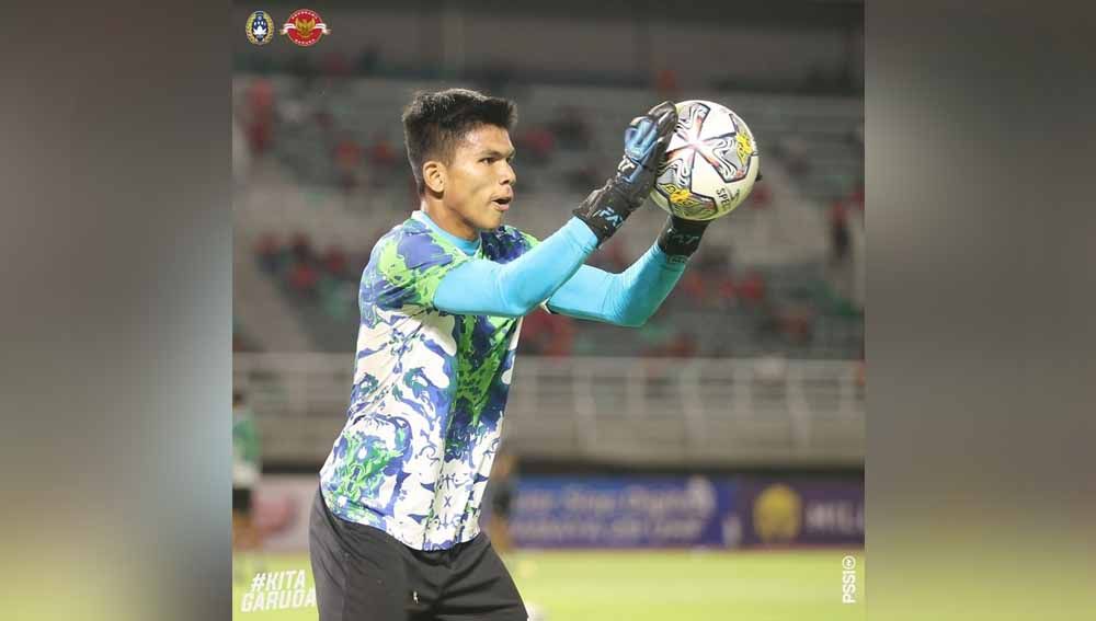 Kiper Timnas Indonesia U-20, Cahya Supriadi, ikut tegang saat menyaksikan rekan-rekannya menggasak Vietnam di laga terakhir Kualifikasi Piala Asia U-20 2023. Copyright: © pssi