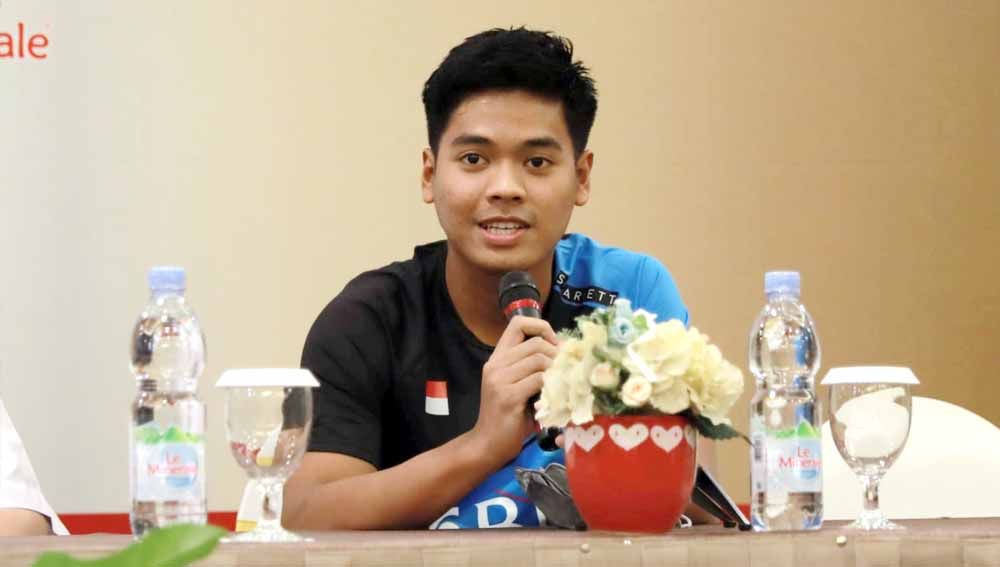 Kisah pelatih tunggal putra Irwansyah menyelamatkan karier Syabda Perkasa Belawa usai nyaris dicoret dari skuad Piala Thomas viral dan membuat netizen terharu. Foto: PBSI Copyright: © PBSI