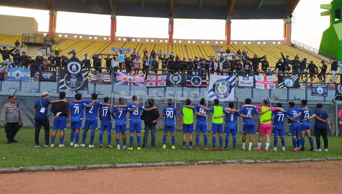 Pemain PSCS Cilacap, menghampiri suporter usai menaklukkan Persikab Bandung 1-0 pada laga Liga 2 2022-2023 di Stadion Si Jalak Harupat, Kabupaten Bandung, Senin (19/09/22). Copyright: © Arif Rahman/INDOSPORT