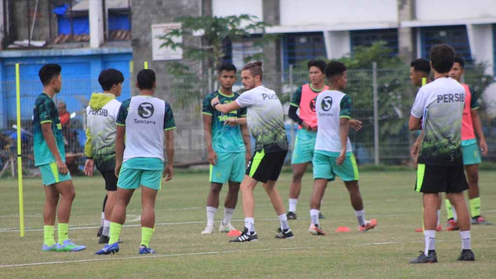 Asisten pelatih Persib Bandung, Manuel Perez-Cascallana saat memberikan program latihan di Stadion Persib, Jalan Ahmad Yani, Kota Bandung. Copyright: © Arif Rahman/INDOSPORT