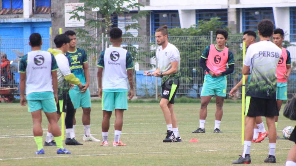 Dua pemain timnas Indonesia U-20, Kakang Rudianto dan Robi Darwis sudah berlatih kembali dengan tim Persib Bandung jelang laga lanjutan Liga 1 Indonesia. Copyright: © Arif Rahman/INDOSPORT