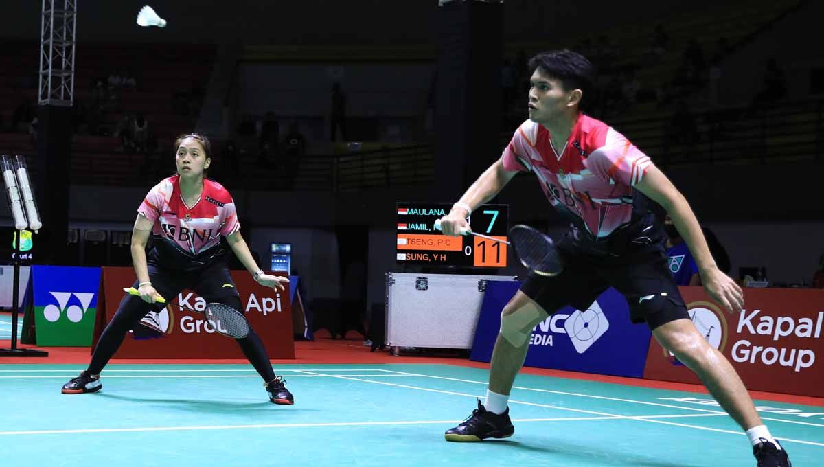 Pasangan ganda campuran Indonesia, Adnan Maulana/Indah Cahya Sari Jamil di  di turnamen Kapal Api Indonesia International Series 2022. Foto: PBSI Copyright: © PBSI