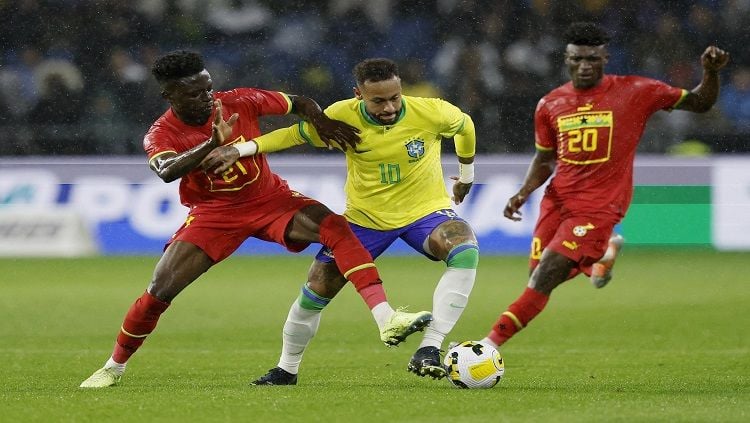 Neymar mendapat pengawalan ketat Mohammed Kudus dan Iddrisu Baba di laga Brasil vs Ghana REUTERS/Benoit Tessier Copyright: © reutersconnect.com