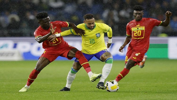 Neymar mendapat pengawalan ketat Mohammed Kudus dan Iddrisu Baba di laga Brasil vs raksasa Afrika Ghana jelang Piala Dunia 2022. REUTERS/Benoit Tessier Copyright: © reutersconnect.com