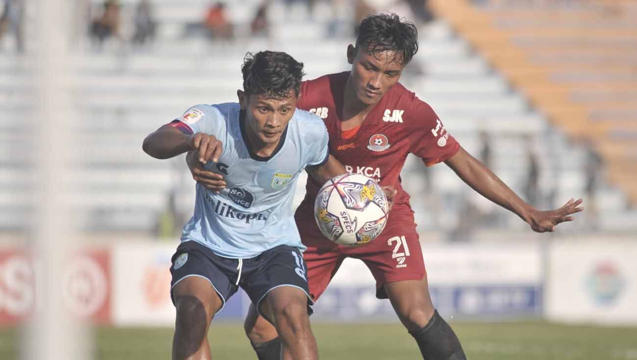 Duel bola antara pemain Persela Lamongan dengan Persipa Pati. Copyright: © Ian Setiawan/INDOSPORT