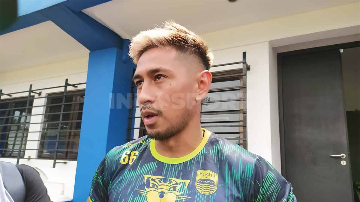 Bek Klub Liga 1, Persib Bandung, Daisuke Sato, tetap semangat menjalankan program latihan mandiri saat aktivitas tim diliburkan. Copyright: © Arif Rahman/INDOSPORT