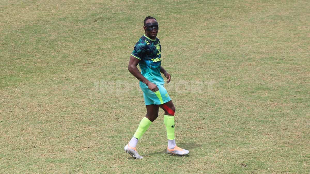 Bek Persib, Victor Igbonefo, menggunakan pelindung di bagian wajah saat latih tanding dengan Persib U-20. Copyright: © Arif Rahman/INDOSPORT