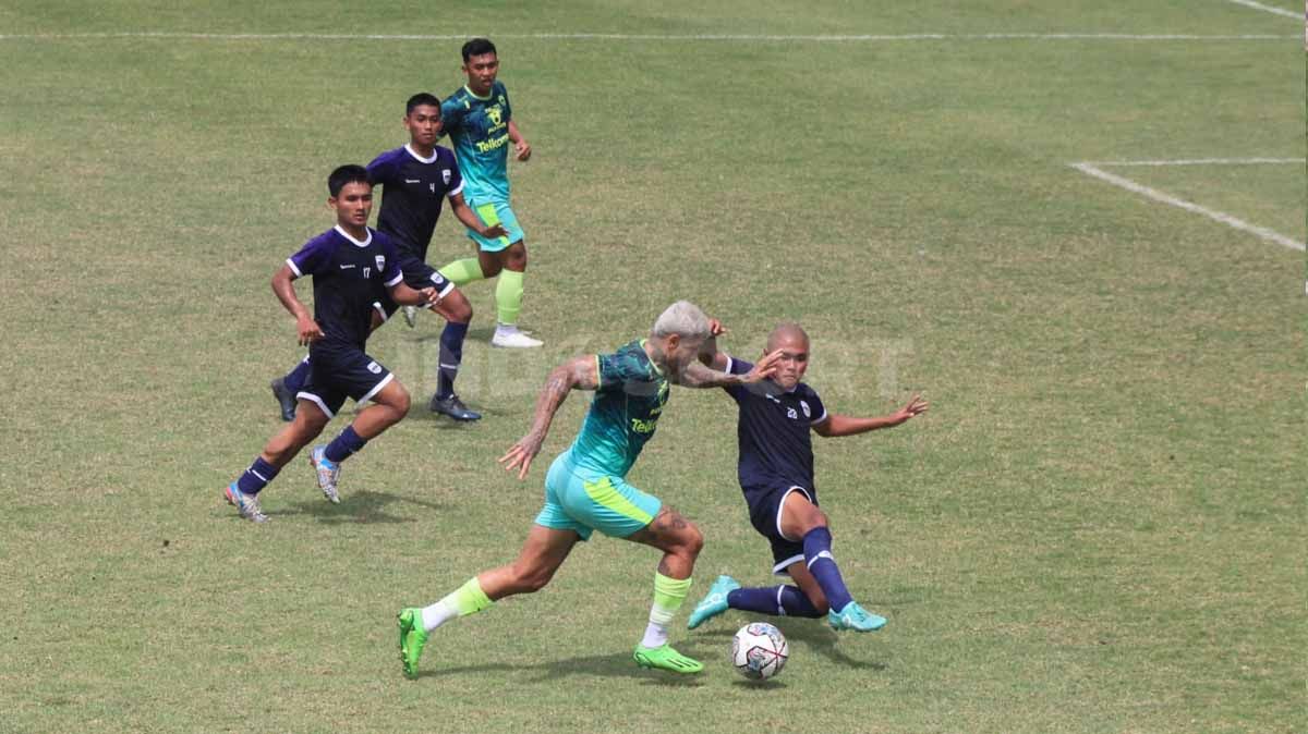 Persib Bandung saat latihan tanding dengan Persib U-20. Copyright: © Arif Rahman/INDOSPORT