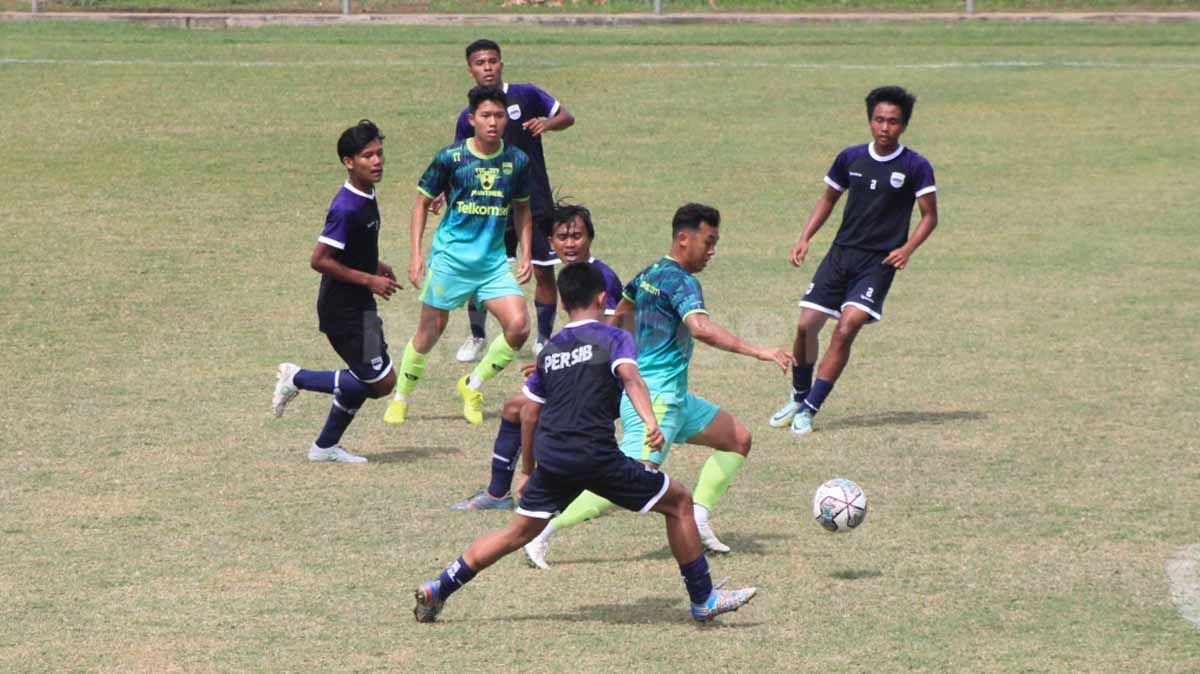 Persib Bandung saat latihan tanding dengan Persib U-20. Copyright: © Arif Rahman/INDOSPORT