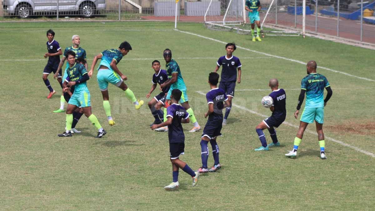 Persib Bandung saat latihan tanding dengan Persib U-20. Copyright: © Arif Rahman/INDOSPORT