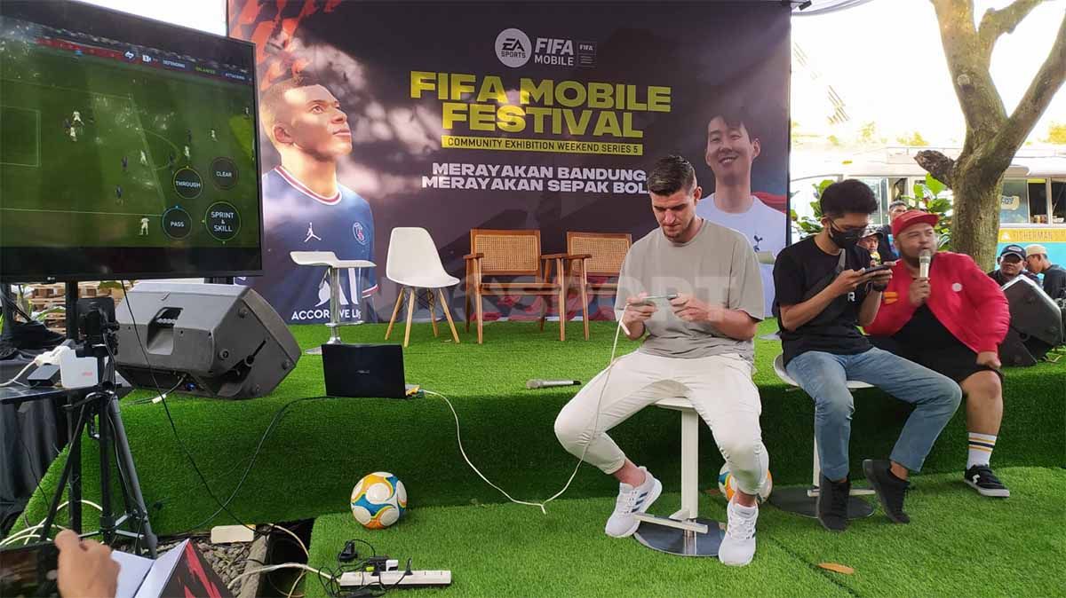 Bek Persib Bandung, Nick Kuipers meriahkan FIFA Mobile Community Series Bandung. Copyright: © Arif Rahman/INDOSPORT