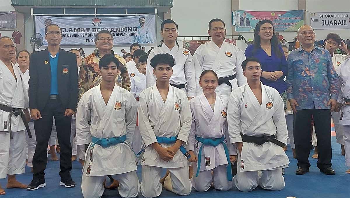 Ketua Umum MPR RI, Bambang Soesatyo mendapat penghargaan Sabuk DAN VI dari Perguruan Shokaido di GOR Komplek Kostrad, Cilodong, Depok, Jawa Barat, Sabtu (24/09/22). Foto: Zainal Hasan/INDOSPORT Copyright: © Zainal Hasan/INDOSPORT