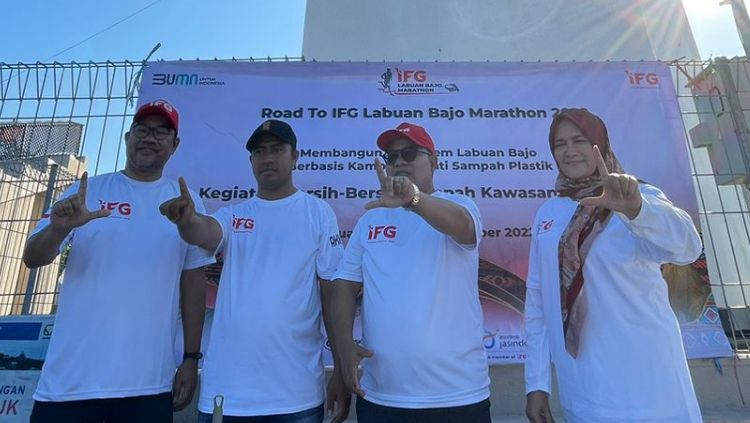 Kegiatan Sosial IFG guna menyambut ajang Labuan Bajo Marathon 2022 yang rencananya akan digelar 29 Oktober mendatang. Copyright: © Dokumentasi IFG