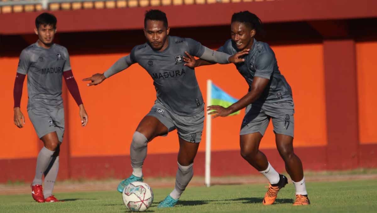 Pemain Madura United Ronaldo Kwateh saat latihan bersama timnya. Copyright: © MO Madura United