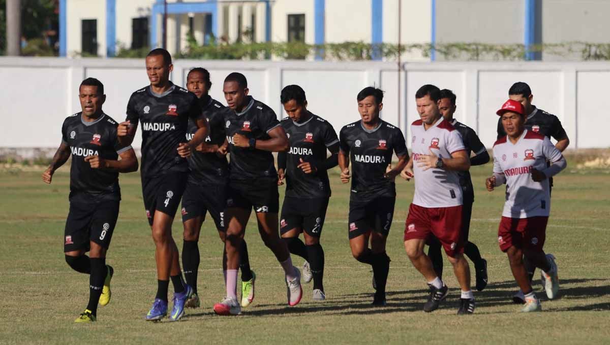 Indosport - Tim Madura United saat latihan bersama.