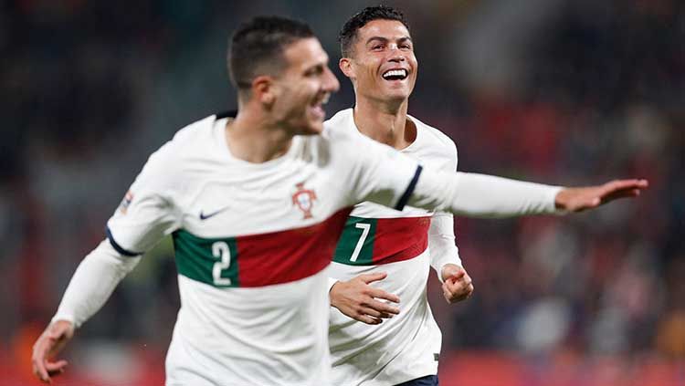 Selebrasi gol Diogo Dalot bersama Cristiano Ronaldo di laga Ceko vs Portugal. Copyright: © REUTERS/David W Cerny