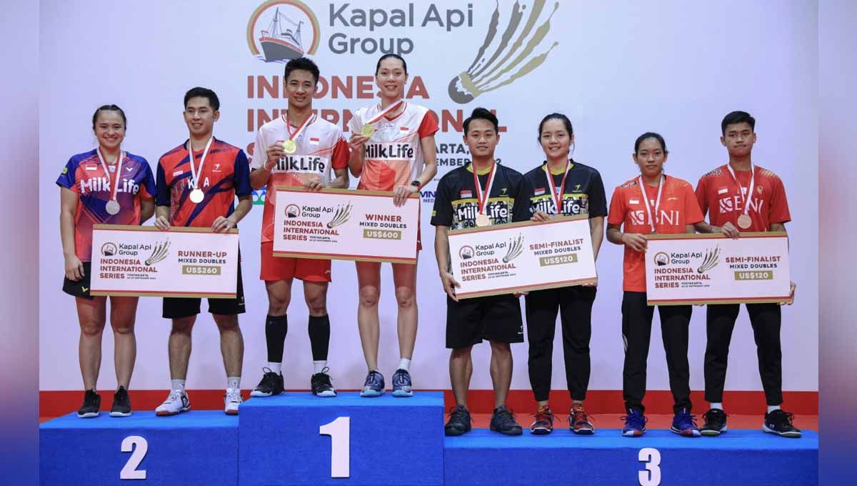 Para juara di Podium kejuaraan Kapal Api Indonesia International Series 2022. Foto: PBSI Copyright: © PBSI