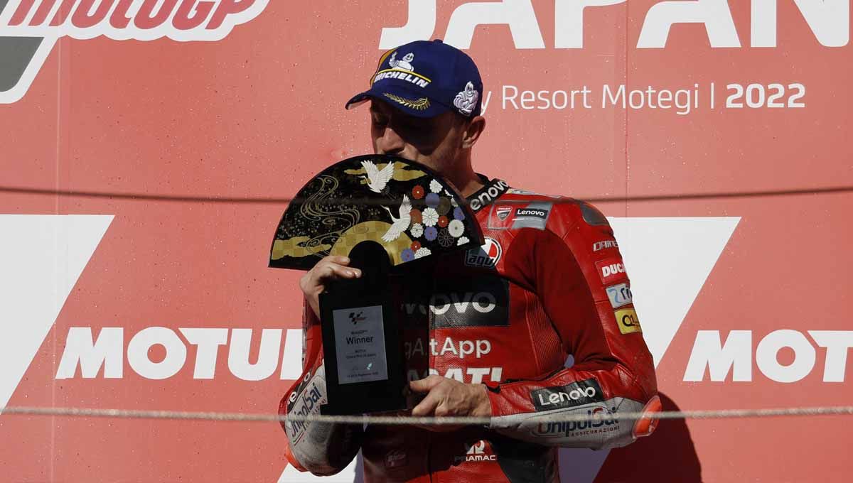 Pembalap Ducati Jack Miller mencium trofi saat ia merayakan di podium setelah memenangkan perlombaan. Foto: REUTERS/Issei Kato Copyright: © REUTERS/Issei Kato