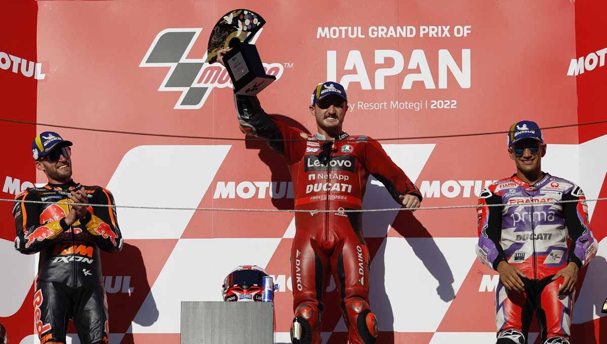 Pembalap Ducati Jack Miller mengangkat trofi saat ia merayakan di podium setelah memenangkan perlombaan. Foto: REUTERS/Issei Kato Copyright: © REUTERS/Issei Kato