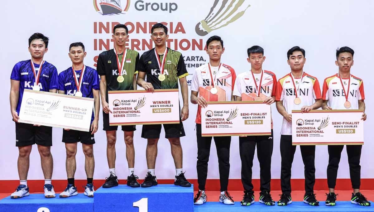 Pasangan ganda putra Indonesia di turnamen Kapal Api Indonesia International Series 2022. Foto: PBSI Copyright: © PBSI