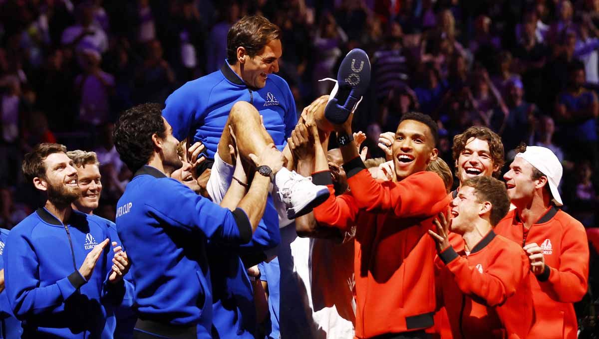 Anggota Team Europe dan Team World mengangkat Roger Federer di Laver Cup 2022. Foto: Reuters/Andrew Boyers. Copyright: © Reuters/Andrew Boyers