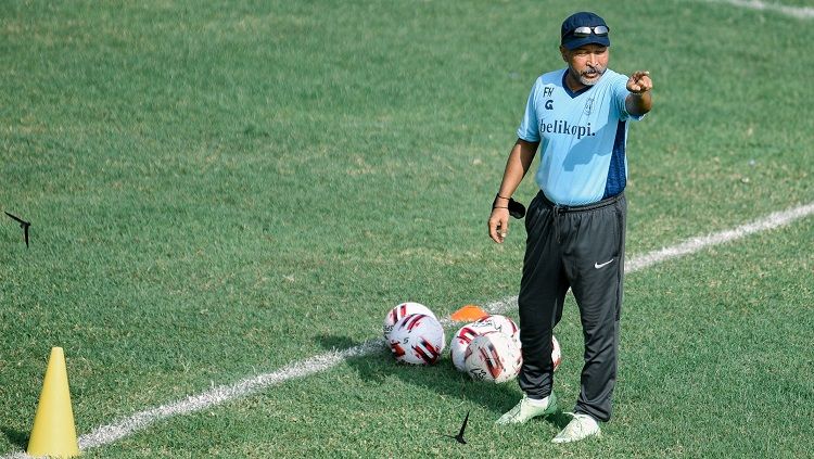 Pelatih Persela Lamongan, Fakhri Husaini, saat memimpin sesi latihan. Copyright: © Media Persela Lamongan