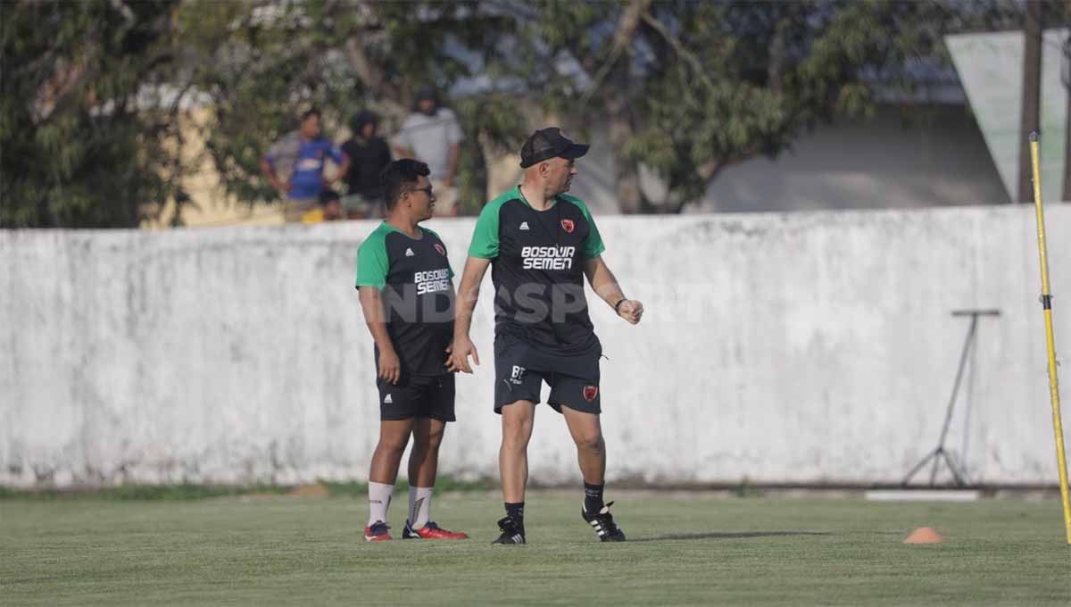 Pelatih PSM Makassar, Bernardo Tavares, saat memimpin latihan di Stadion Kalegowa, Senin (25/09/22). Foto: Adriyan Adirizky R/INDOSPORT. Copyright: © Adriyan Adirizky R/INDOSPORT