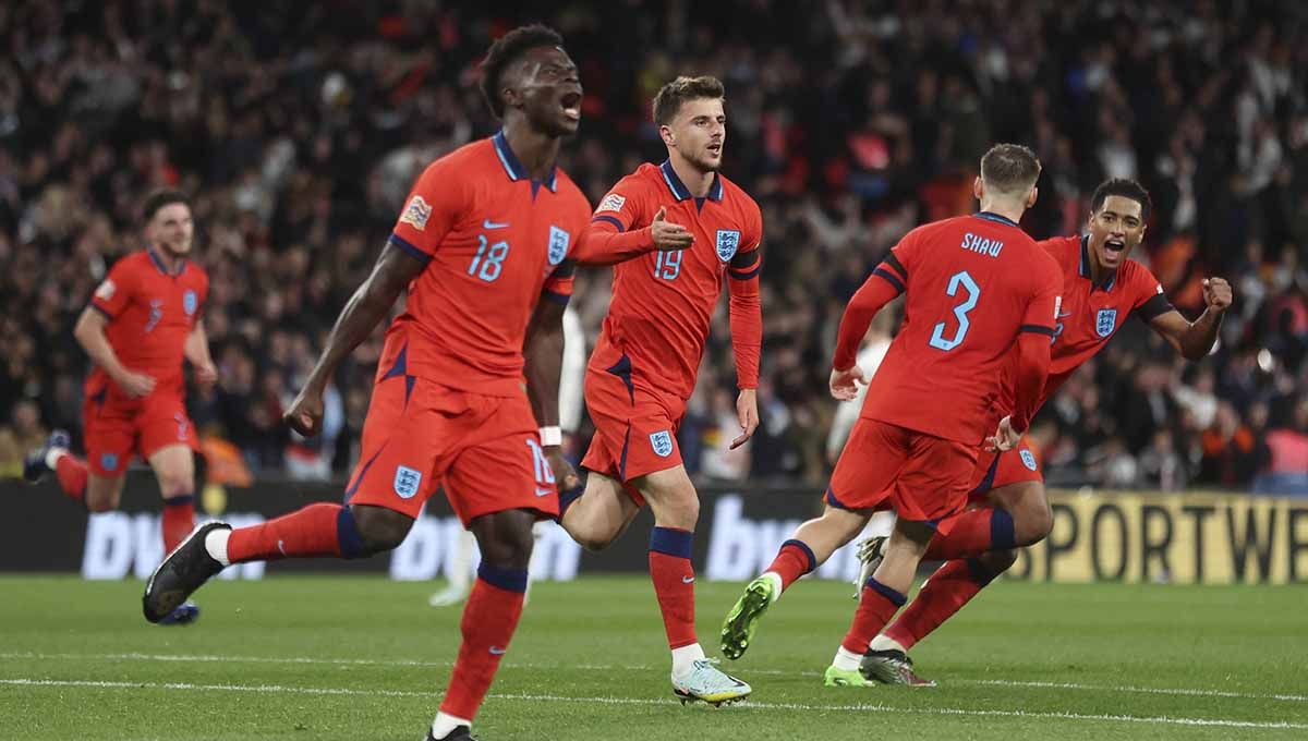 Mason Mount pemain Inggris merayakan gol kedua mereka dengan Luke Shaw, Jude Bellingham, dan Bukayo saat melawan Jerman. Foto: REUTERS/Carl Recine. Copyright: © REUTERS/Carl Recine