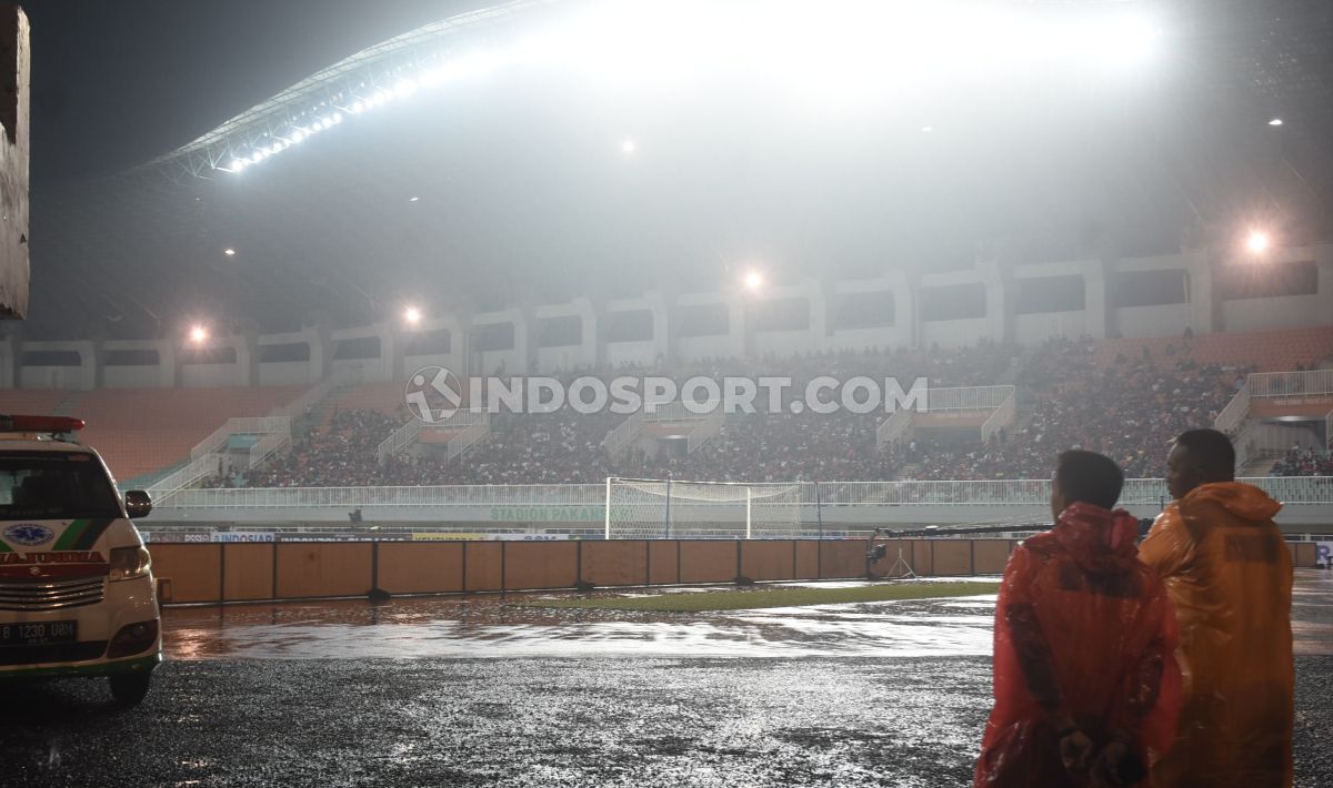 Hujan turun di Stadion Pakansari jelang kick-off Timnas Indonesia vs Curacao. Copyright: © Herry Ibrahim/INDOSPORT