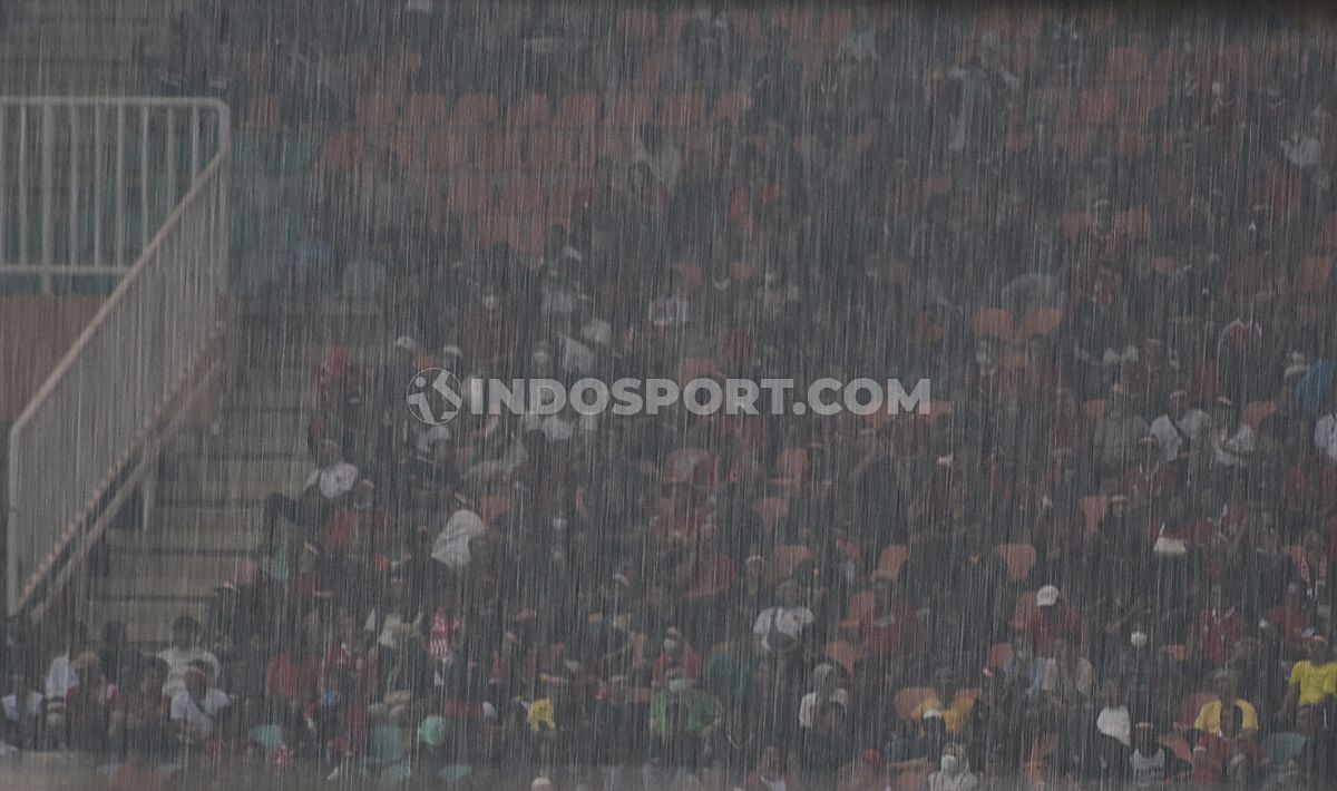 Hujan turun di Stadion Pakansari jelang kick-off Timnas Indonesia vs Curacao. Copyright: © Herry Ibrahim/INDOSPORT