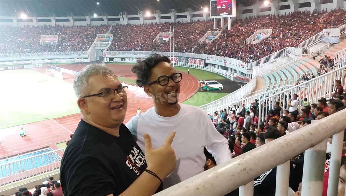 Mesra Eks Ketum The Jakmania, Bung Ferry bersama Ketua Viking, Heru Joko menonton bersama Timnas Indonesia vs Curacao di Stadion Pakansari, Selasa (27/09/22). Copyright: © Zainal Hasan/INDOSPORT