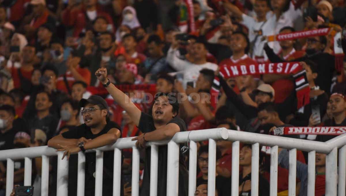 Suporter Timnas Indonesia vs Curacao di Stadion Pakansari, Selasa (27/09/22). Copyright: © Herry Ibrahim/INDOSPORT