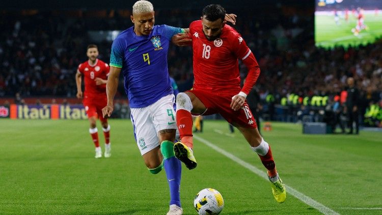 Aksi Richarlison (kiri) di laga Brasil vs Tunisia (28/09/22). (Foto: REUTERS/Gonzalo Fuentes) Copyright: © REUTERS/Gonzalo Fuentes