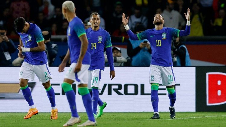 Neymar (kanan) dan Raphinha melakukan selebrasi usai mencetak gol di laga Brasil vs Tunisia (28/09/22). (Foto: REUTERS/Gonzalo Fuentes) Copyright: © REUTERS/Gonzalo Fuentes