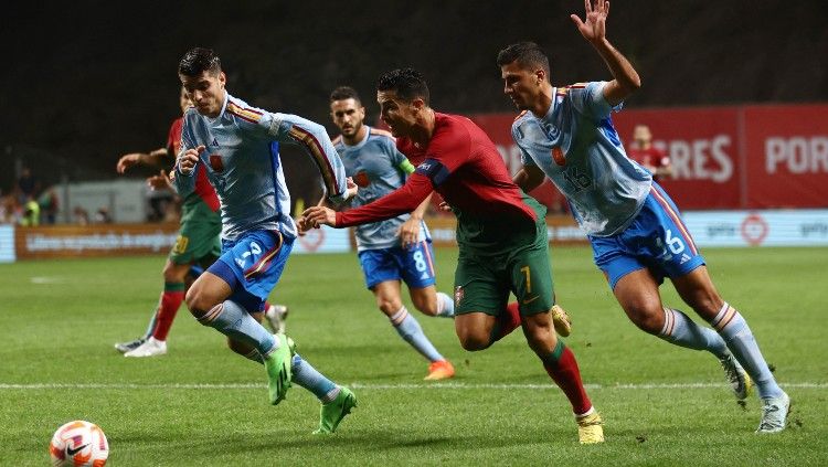 Cristiano Ronaldo (tengah) dikepung Alvaro Morata (kiri) dan Rodri (kanan) di laga UEFA Nations League Portugal vs Spanyol (28/09/22). (Foto: REUTERS/Pedro Nunes) Copyright: © REUTERS/Pedro Nunes