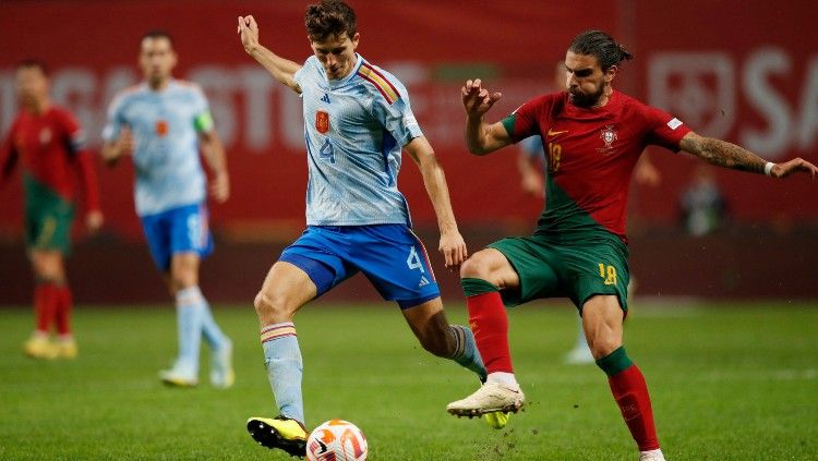 Duel Pau Torres (kiri) dan Ruben Neves (kanan) di laga UEFA Nations League Portugal vs Spanyol (28/09/22). (Foto: REUTERS/Pedro Nunes) Copyright: © REUTERS/Pedro Nunes